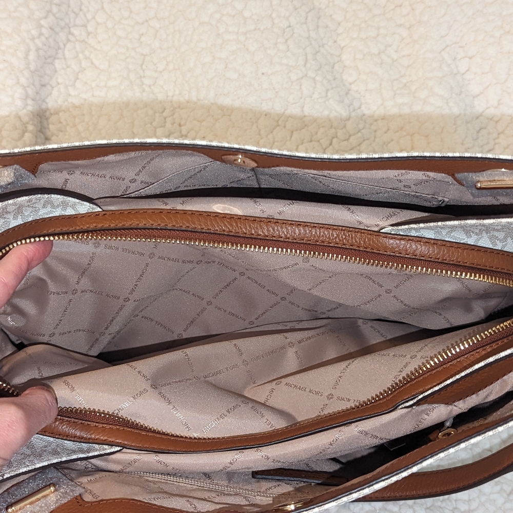 Michael Kors purse - Picture 9 of 12